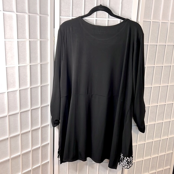 Woman’s Black Blouse With White stitch Design Trim 3/4 sleeve Like New - Picture 2 of 8